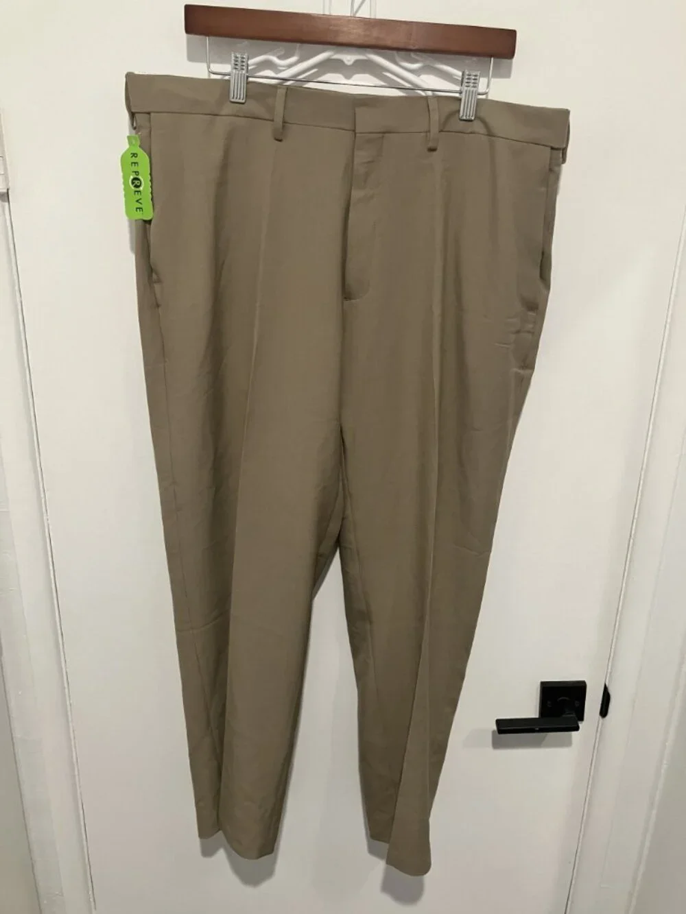 Haggar H26 Men's Relaxed Leg Mid-Rise Trousers, Khaki, Size 38x30, New With Tags